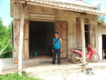 Bất cứ đi đâu anh cũng phải mang theo bộ sạc điện tim bên mình rất bất tiện