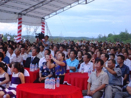 Hàng ngàn khán giả có mặt tại Sân khấu: Tôi hát cho dân tôi nghe