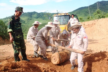 Đội MAG và lực lượng công binh tiến hành vận chuyển quả bom có trọng lượng lớn