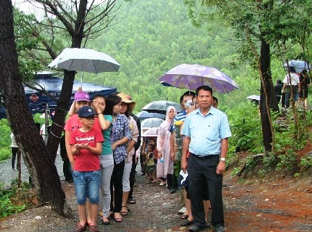 Dòng người đội mưa nườm nườm đến viếng mộ Đại tướng Võ Nguyên Giáp