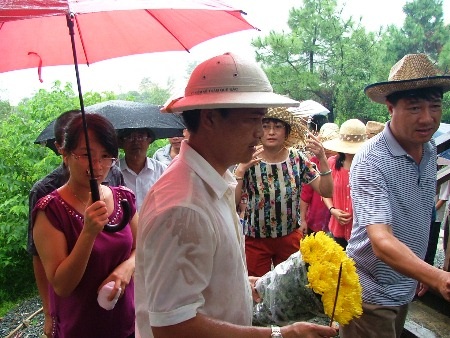 Rất đông người đến viếng dưới cơn mưa tạo nên những cảnh rất xúc động