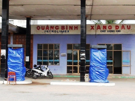 Xử phạt hơn 100 triệu đồng đối với cây xăng kém chất lượng - 1 Trước đó, Chi cục QLTT tỉnh Quảng Bình cũng đã xử phạt một cây xăng vi phạm tương tự