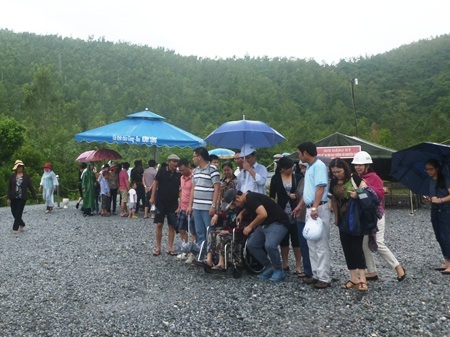 Tạm dừng đón khách viếng mộ Đại tướng để làm lễ 1 năm ngày mất - 2 Những cụ già ngồi xe lăn cũng cố gắng được một lần đến viếng mộ Đại tướng