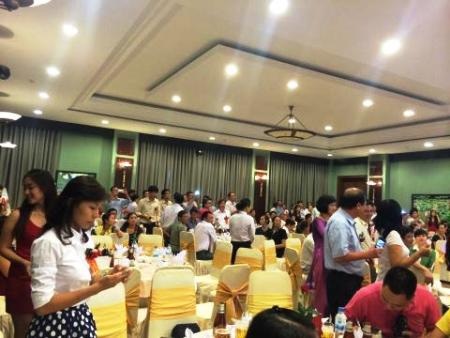 Quảng Bình: HABECO sản phẩm mới độc đáo từ bia nhãn xanh Hà Nội - 2 Rất đông khách hàng tới tham dự buổi lễ ra mắt