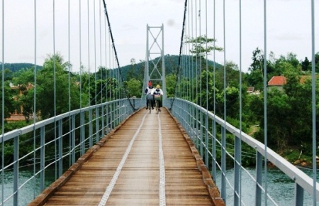 Sửa chữa xong 9 cây cầu treo xuống cấp nghiêm trọng - 1 Sở GTVT Quảng Bình vừa sửa chữa xong 9 cây cầu treo xuống cấp nghiêm trọng (Ảnh: H.G)