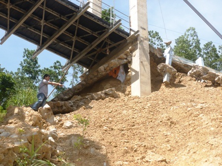 ... và phía trên phần móng sẽ xây đá hộc lên đến mặt đường 