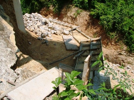 ... và phía trên phần móng sẽ xây đá hộc lên đến mặt đường 