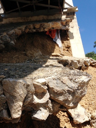 ... và phía trên phần móng sẽ xây đá hộc lên đến mặt đường 