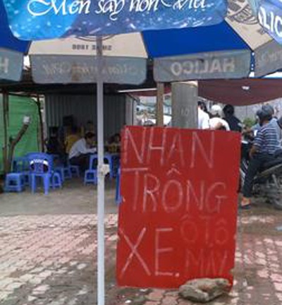 "Chặt chém" phí trông xe bên ngoài Cung Triển lãm - 1 "Chặt chém" phí trông xe bên ngoài Cung Triển lãm - 1