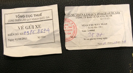 "Chặt chém" phí trông xe bên ngoài Cung Triển lãm - 2 "Chặt chém" phí trông xe bên ngoài Cung Triển lãm - 2