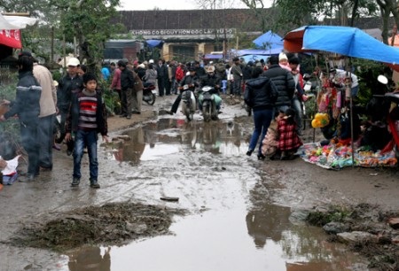 Lội bùn đi chợ Viềng cầu may - 1