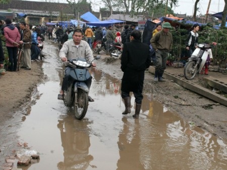 Lội bùn đi chợ Viềng cầu may - 2