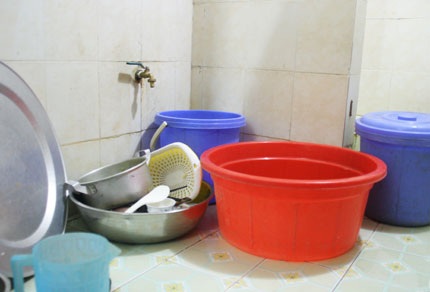 Hà Nội: Lao đao vì 4 ngày không nước sạch - 1 Hà Nội: Lao đao vì 4 ngày không nước sạch - 1