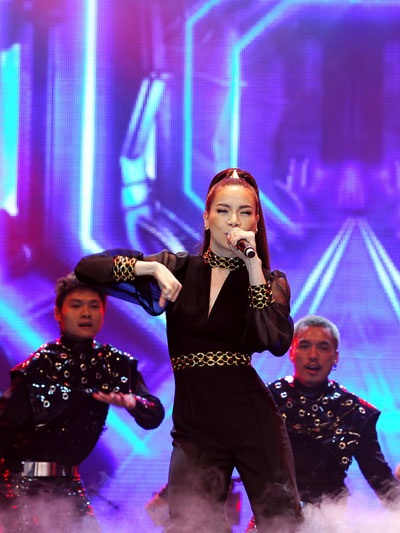 Hà Hồ “khoe” lưng trần tại “Bài hát yêu thích” - 1