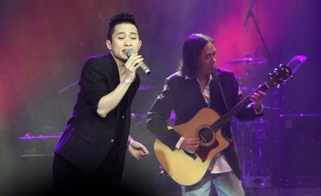 Quốc Trung khóc khi đệm đàn cho Thanh Lam hát - 3