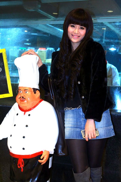 Hoa hậu Thu Thủy trẻ trung với váy ngắn, tóc dài - 2