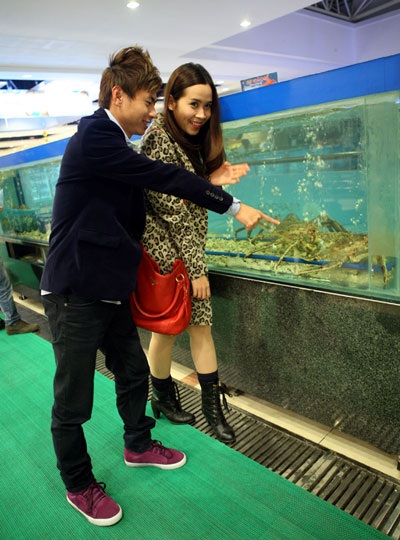 Hoa hậu Thu Thủy trẻ trung với váy ngắn, tóc dài - 5