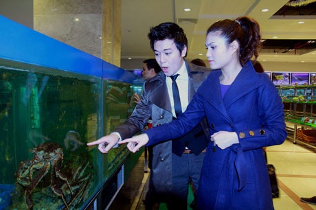 Hoa hậu Thu Thủy trẻ trung với váy ngắn, tóc dài - 7