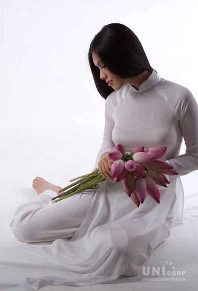 Á hậu Hoàng My lung linh bên quốc hoa - 10 Á hậu Hoàng My lung linh bên quốc hoa - 10