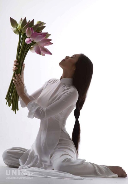 Á hậu Hoàng My lung linh bên quốc hoa - 11 Á hậu Hoàng My lung linh bên quốc hoa - 11