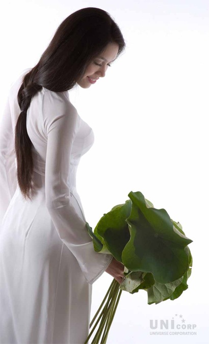 Á hậu Hoàng My lung linh bên quốc hoa - 2 Á hậu Hoàng My lung linh bên quốc hoa - 2