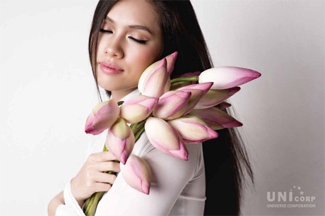 Á hậu Hoàng My lung linh bên quốc hoa - 5 Á hậu Hoàng My lung linh bên quốc hoa - 5