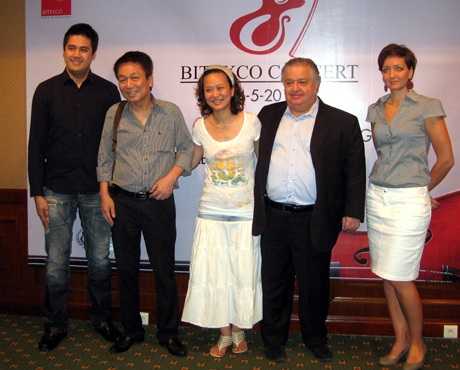 Phú Quang cổ vũ chàng rể thực hiện đêm nhạc tại Hà Nội - 3 Phú Quang cổ vũ chàng rể thực hiện đêm nhạc tại Hà Nội - 3