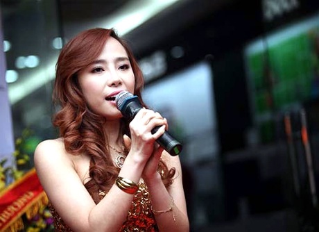 Quỳnh Nga: “Tôi đang bị vận đen đeo bám” - 2 Quỳnh Nga: “Tôi đang bị vận đen đeo bám” - 2