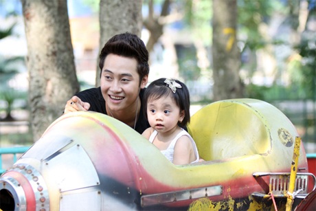 Sao mai Hoàng Nghiệp “lộ” ảnh con gái - 1 Sao mai Hoàng Nghiệp “lộ” ảnh con gái - 1