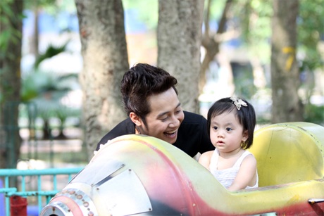 Sao mai Hoàng Nghiệp “lộ” ảnh con gái - 2 Sao mai Hoàng Nghiệp “lộ” ảnh con gái - 2