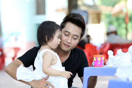 Sao mai Hoàng Nghiệp “lộ” ảnh con gái - 4 Sao mai Hoàng Nghiệp “lộ” ảnh con gái - 4