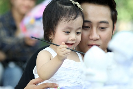 Sao mai Hoàng Nghiệp “lộ” ảnh con gái - 6 Sao mai Hoàng Nghiệp “lộ” ảnh con gái - 6