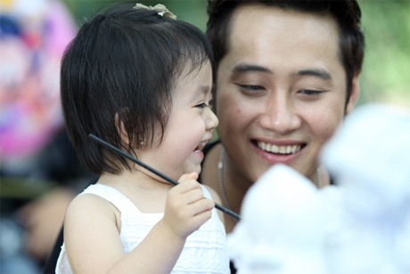 Sao mai Hoàng Nghiệp “lộ” ảnh con gái - 7 Sao mai Hoàng Nghiệp “lộ” ảnh con gái - 7