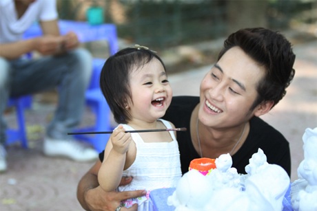 Sao mai Hoàng Nghiệp “lộ” ảnh con gái - 8 Sao mai Hoàng Nghiệp “lộ” ảnh con gái - 8