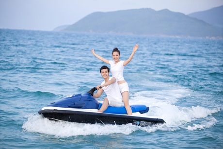Siêu mẫu Vĩnh Thụy tung tăng bên “người cũ” của Lam Trường - 2 Siêu mẫu Vĩnh Thụy tung tăng bên “người cũ” của Lam Trường - 2