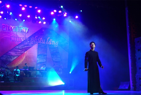 Ngắm lại những khoảnh khắc đẹp trong đêm nhạc Phạm Duy - 3 Ngắm lại những khoảnh khắc đẹp trong đêm nhạc Phạm Duy - 3