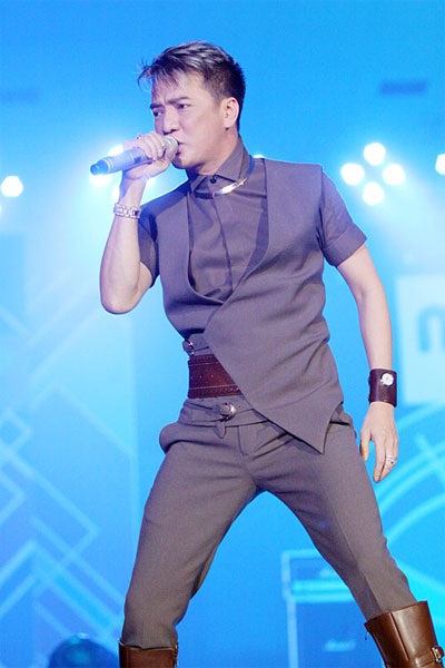 Đàm Vĩnh Hưng mặc lại trang phục cũ - 1