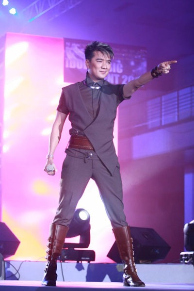 Đàm Vĩnh Hưng mặc lại trang phục cũ - 2