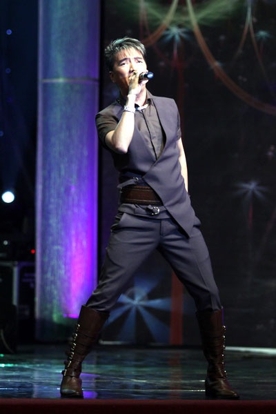 Đàm Vĩnh Hưng mặc lại trang phục cũ - 3