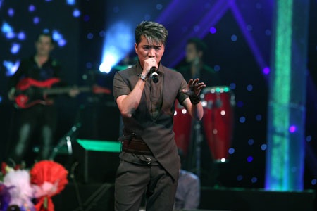 Đàm Vĩnh Hưng mặc lại trang phục cũ - 4