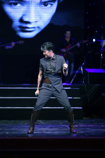 Đàm Vĩnh Hưng mặc lại trang phục cũ - 5