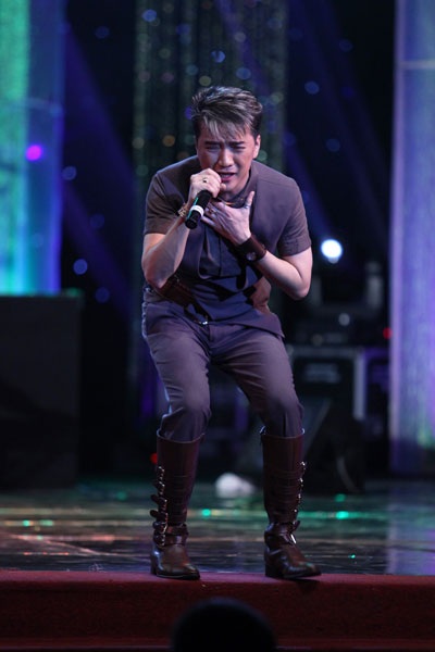 Đàm Vĩnh Hưng mặc lại trang phục cũ - 6