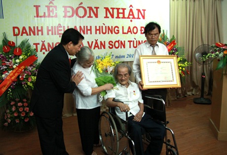 Nhà văn Sơn Tùng được phong Anh hùng lao động - 4 Nhà văn Sơn Tùng được phong Anh hùng lao động - 4