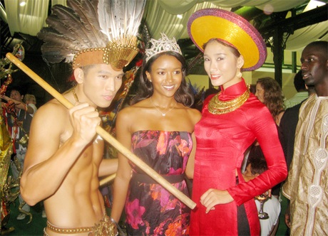 Ngọc Tình "đóng khố, cởi trần" tại cuộc thi siêu mẫu Thế giới - 1