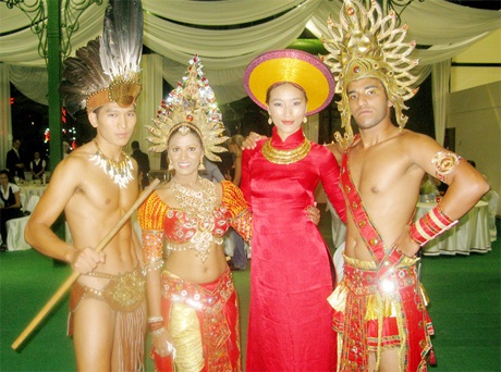 Ngọc Tình "đóng khố, cởi trần" tại cuộc thi siêu mẫu Thế giới - 2