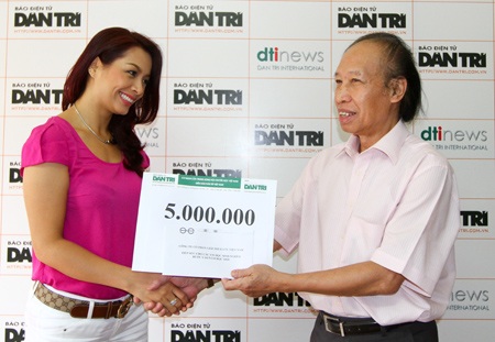 Diễn viên, người mẫu cùng Dân trí đưa trẻ vùng sâu vùng xa tới trường - 1 Diễn viên, người mẫu cùng Dân trí đưa trẻ vùng sâu vùng xa tới trường - 1