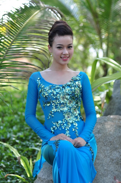 Người đẹp Việt khoe sắc trong tà áo dài - 8