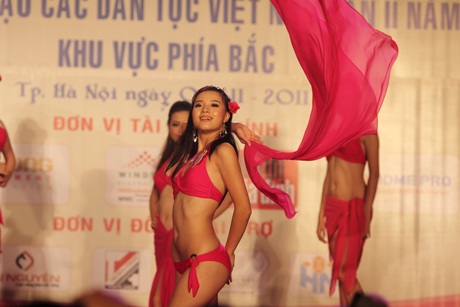 Ngắm các thiếu nữ dân tộc trình diễn bikini - 7