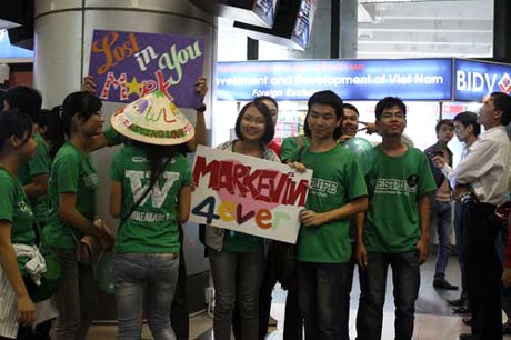 Westlife phấn khích giữa vòng vây fan Việt - 2