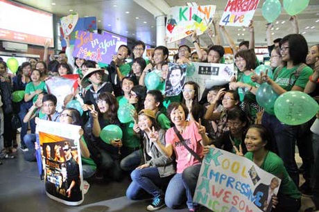 Westlife phấn khích giữa vòng vây fan Việt - 3